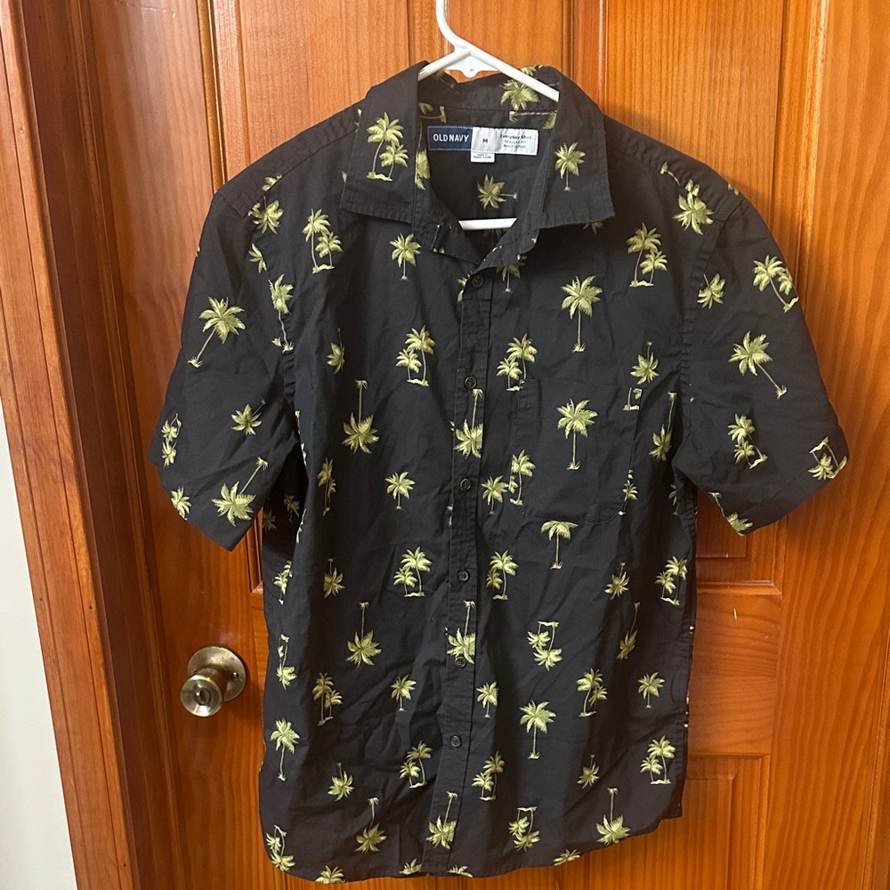 Old Navy Black Palm Tree Men's Shirt Medium. Everyday shirt. Regular fit.